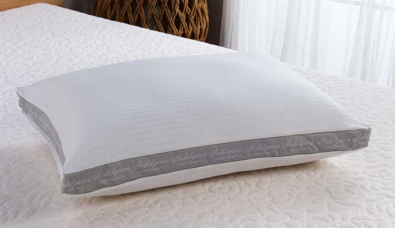 Indulgence sidesleeper pillow lfiestyle2